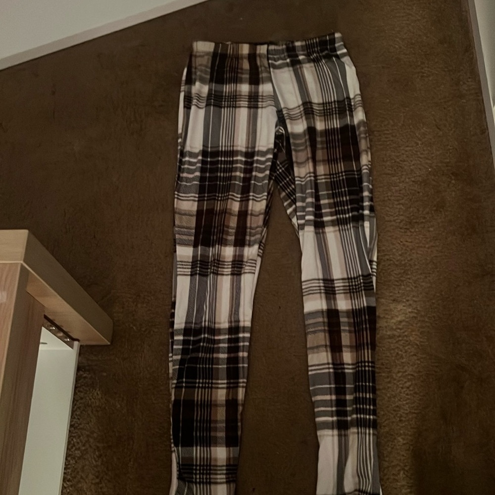 cute thin material legging that are comfortable to wear.